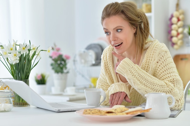 Uśmiechnięta osoba z talerzem